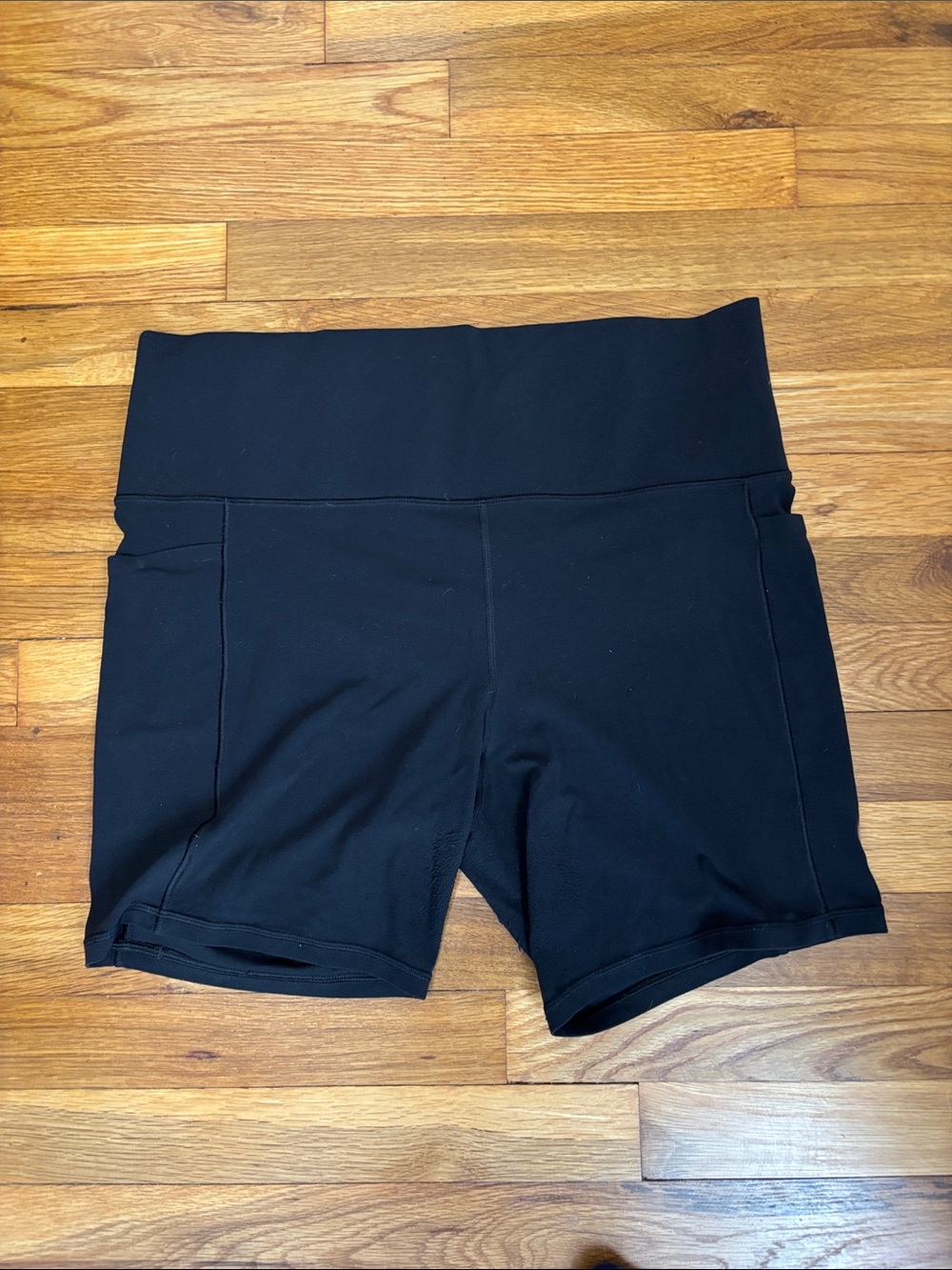 Athleta Salutation Stash 7” Shorts